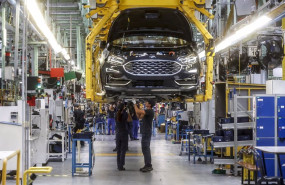 ep archivo   dos trabajadores de la fabrica de ford en almussafes