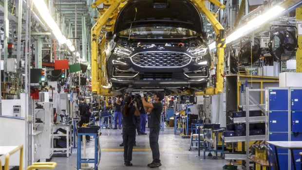 ep archivo   dos trabajadores de la fabrica de ford en almussafes