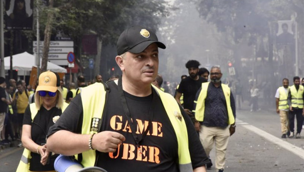 ep archivo   el portavoz de elite taxi tito alvarez durante una marcha lenta hasta la delegacion del