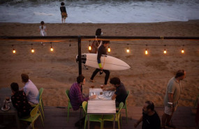 ep archivo   la terraza de un restaurante frente a la playa de la barceloneta