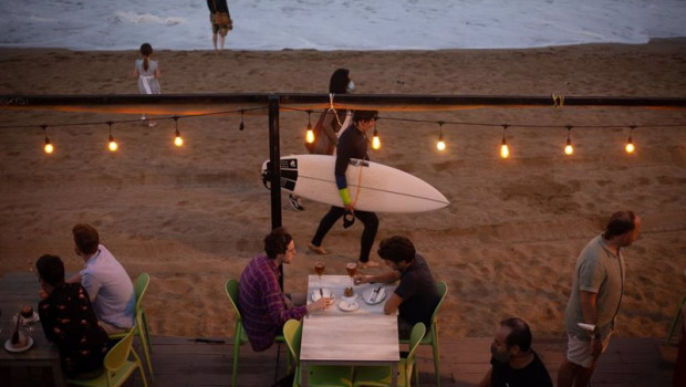 ep archivo   la terraza de un restaurante frente a la playa de la barceloneta