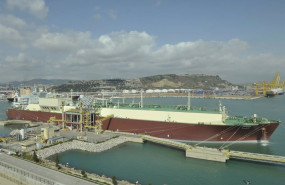 ep archivo   metanero descarga en la planta de enagas en el puerto de barcelona