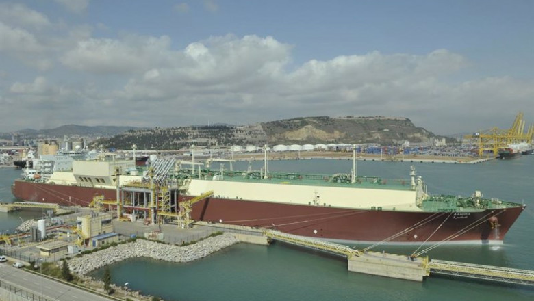 ep archivo   metanero descarga en la planta de enagas en el puerto de barcelona