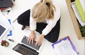 ep archivo - mujer con ordenador portatil