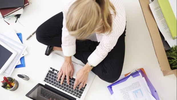 ep archivo - mujer con ordenador portatil