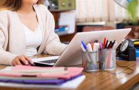 ep archivo   mujer con un ordenador portatil