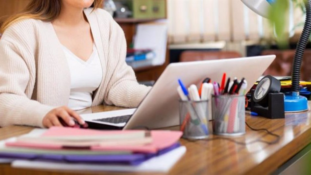 ep archivo   mujer con un ordenador portatil