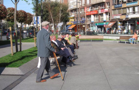 ep archivo   pensionistas en una calle de santander