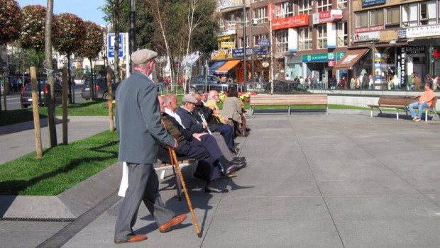 ep archivo   pensionistas en una calle de santander