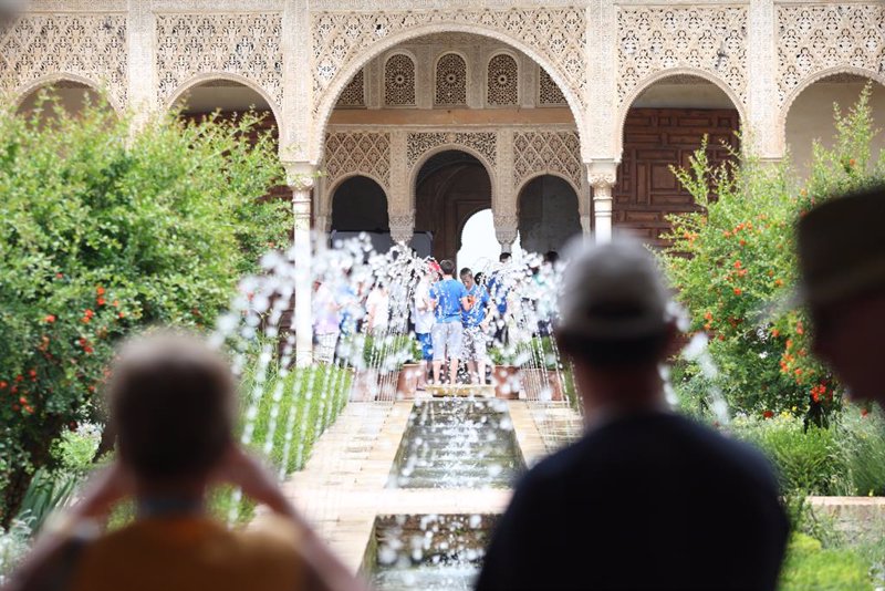 España recibió 5,3 millones de turistas en marzo, un 30,1% más que hace un año