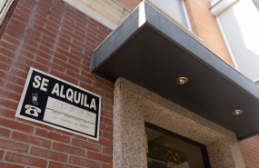 ep archivo   un cartel de se alquila pegado a un edificio de viviendas