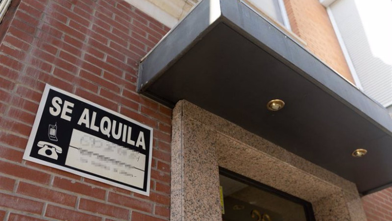 ep archivo   un cartel de se alquila pegado a un edificio de viviendas