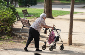 ep archivo   una persona camina con un andador en barcelona