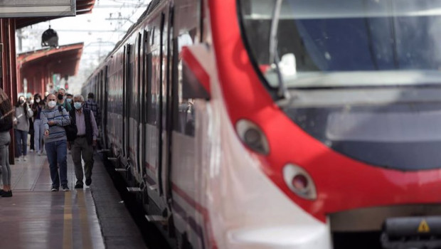 ep archivo   varios pasajeros esperan en uno de los andenes de la estacion de chamartin