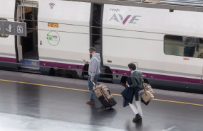 ep archivo   varios viajeros cogen un tren en la estacion puerta de atocha almudena grandes
