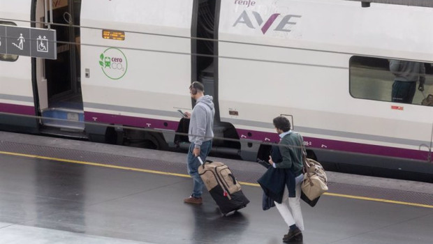 ep archivo   varios viajeros cogen un tren en la estacion puerta de atocha almudena grandes
