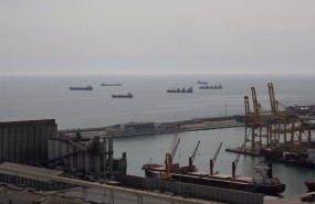 ep archivo   vista general del muelle de descarga del puerto de barcelona en cataluna espana a 1 de