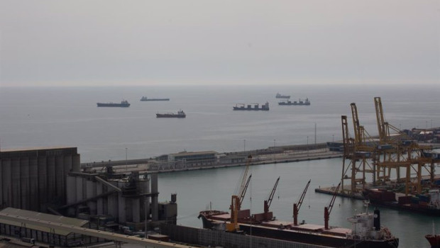 ep archivo   vista general del muelle de descarga del puerto de barcelona en cataluna espana a 1 de