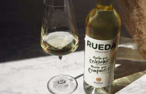 ep bodegon de una botalle y una copa de vino de la do rueda sobre la campana 2021 calificada como