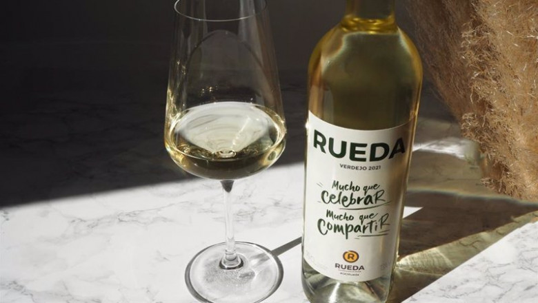Bodegón de una botalle y una copa de vino de la DO Rueda sobre la campaña 2021 calificada como "muy buena" | DO RUEDA ep bodegon de una botalle y una copa de vino de la do rueda sobre la campana 2021 calificada como