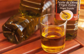 ep botellas y vasos de aceite de oliva