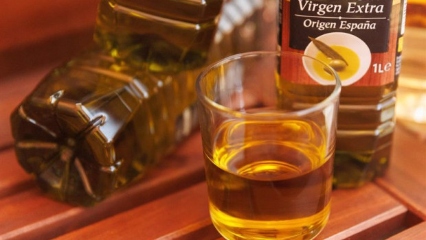 ep botellas y vasos de aceite de oliva
