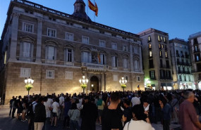 ep centenares de personas concentradas este jueves en la plaza sant jaume de barcelona tras el