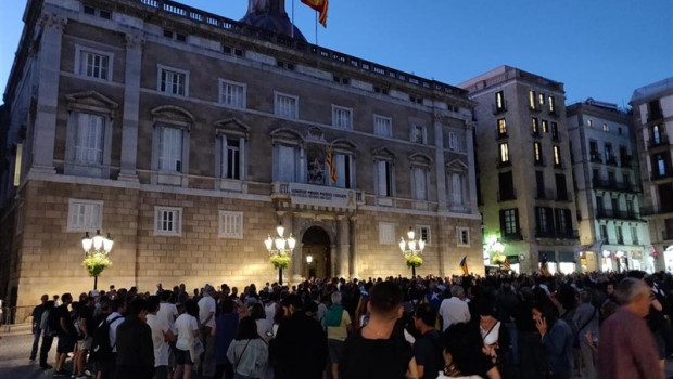 ep centenares de personas concentradas este jueves en la plaza sant jaume de barcelona tras el