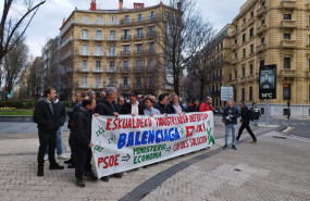 ep concentracion de trabajadores de astilleros balenciaga frente a la sede del pse ee en san