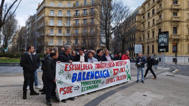 ep concentracion de trabajadores de astilleros balenciaga frente a la sede del pse ee en san