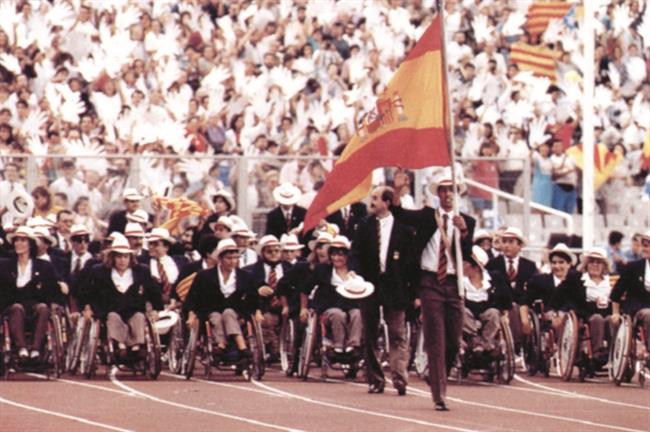 Desfile de los atletas paralímpicos españoles en la inauguración de Barcelona'92 | COMITÉ PARALÍMPICO ESPAÑOL ep desfilelos atletas paralimpicos espanolesla inauguracionbarcelona92