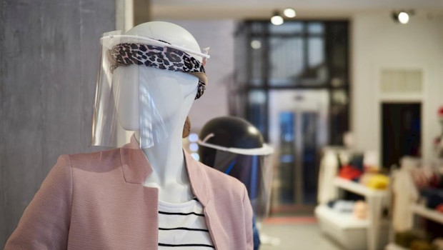 ep detalle de unos maniquies con mascaras de proteccion en las tiendas de moda urban de pamplona