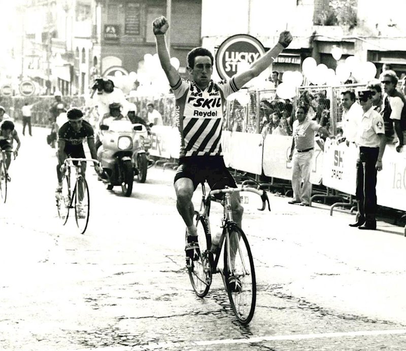 ep el ciclista irlandes sean kelly celebra el triunfo en manresa en la volta a catalunya de 1984