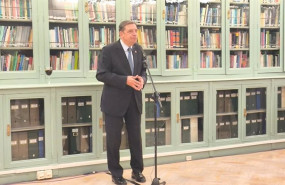 ep el ministro de agricultura pesca y alimentacion luis planas en la biblioteca del ministerio