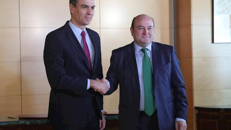 El presidente del Gobierno en funciones, Pedro Sánchez (izq) y el presidente del EBB del PNV, Andoni Ortuzar (dech), se dan la mano tras firmar el acuerdo entre el PSOE y el PNV para la investidura, Madrid (España), a 30 de diciembre de 2019. | Jesús Hellín - Europa Press - Archivo ep el presidente del gobierno en funciones pedro sanchez izq y el presidente del ebb del pnv andoni