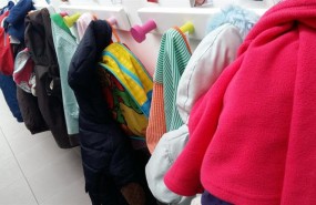 ep escuela infantil aula clase nino estudios percha perchas abrigos mochilas
