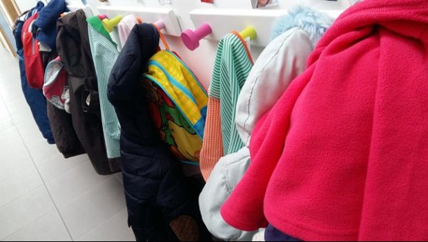 ep escuela infantil aula clase nino estudios percha perchas abrigos mochilas