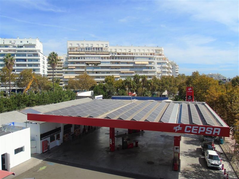 ep estacion de servicio de cepsa con paneles solares