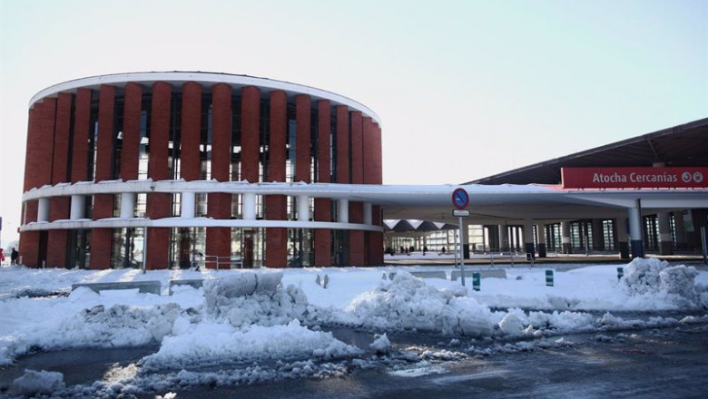 ep estacion puerta de atocha rodeada de nieve en madrid espana a 11 de enero de 2021