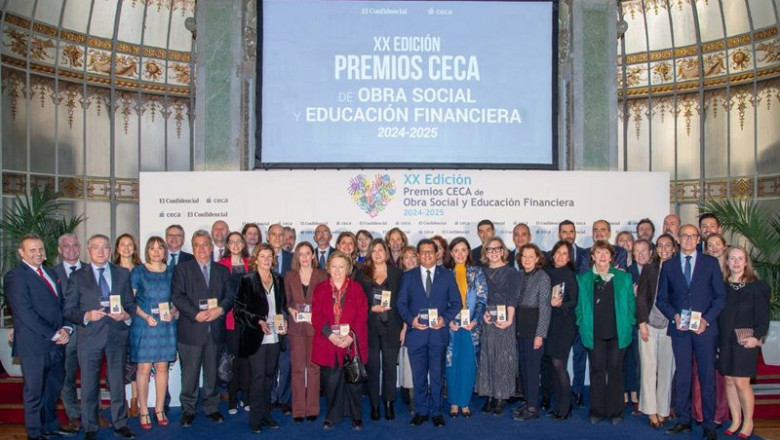 Foto de familia de CECA con las 25 iniciativas galardonadas en la XX edición de los Premios CECA de Obra Social y Educación Financiera. | JAVIER VALEIRO/CECA ep foto de familia de ceca con las 25 iniciativas galardonadas en la xx edicion de los premios ceca