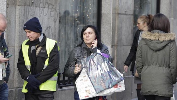 Gente de compras en Madrid. | EUROPA PRESS ep gentecomprasmadrid -bolsas - zapateria - ropa - complementos