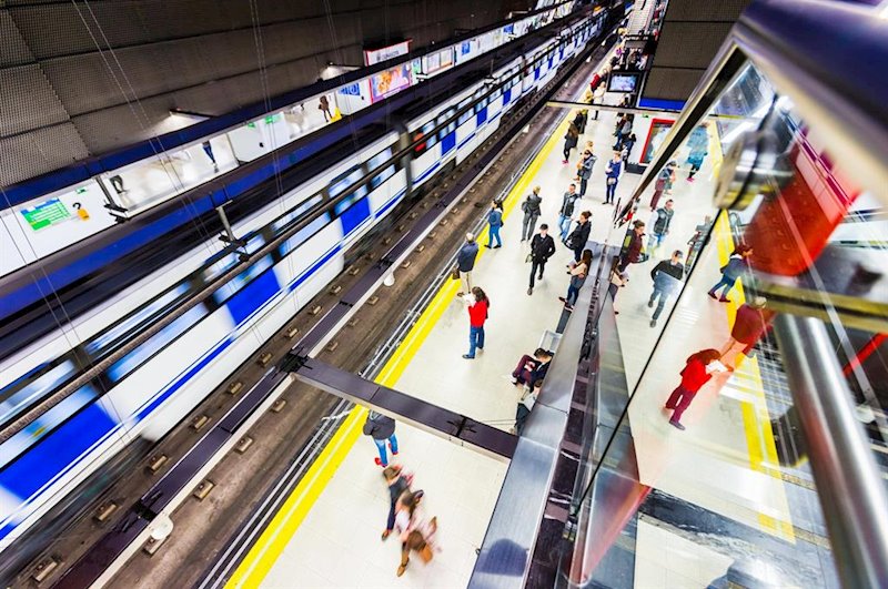 ep imagen de archivo de viajeros de metro de madrid esperan un tren en el anden de la estacion
