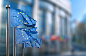 ep imagen de recurso de banderas de la ue junto a una de las sedes institucionales en bruselas