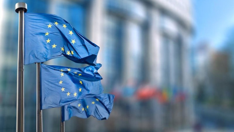 ep imagen de recurso de banderas de la ue junto a una de las sedes institucionales en bruselas