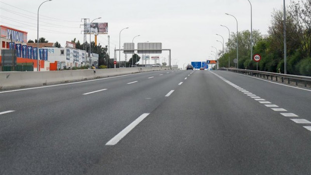 ep imagenes de la a4 direccion andalucia inusualmente vacia durante el jueves santo marcado por el