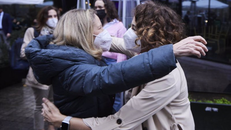 La vicepresidenta primera del Gobierno, Nadia Calviño (izda), saludando a la ministra de Hacienda, María Jesús Montero (dcha) en una imagen de archivo | Joaquin Corchero - Europa Press ep la vicepresidenta primera del gobierno nadia calvino izda saludando a la ministra de hacienda