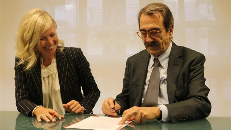 Marisa Aguilar, Directora General de Allianz Global Investors para Iberia, y Emilio Ontiveros, presidente de Afi, firman un acuerdo para impulsar la sostenibilidad en la gestión de activos. | AFI/ALLIANZ GI ep marisa aguilar directora general de allianz global investors para iberia y emilio ontiveros