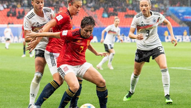 ep marta corredera protege el balon en el espana-alemania del mundial de francia 2019