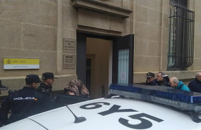 ep momento en el que uno de los detenidos con la cabeza cubierta es puesto a disposicion judicial