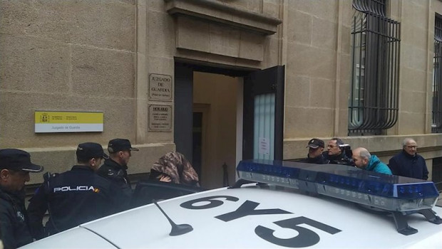 ep momento en el que uno de los detenidos con la cabeza cubierta es puesto a disposicion judicial